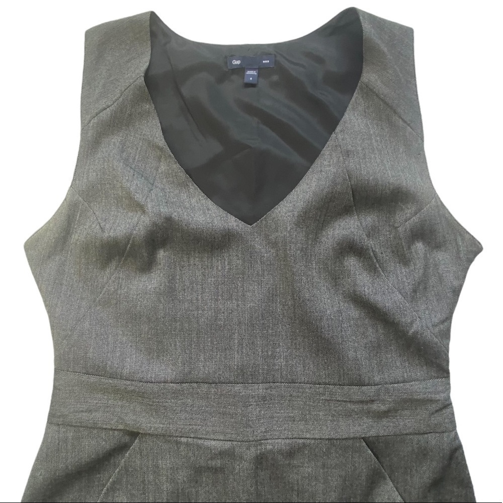 GAP Dark Gray Sleeveless V-Neck Sheath Dress Fully Lined With Pockets EUC Size 8 - Picture 4 of 10